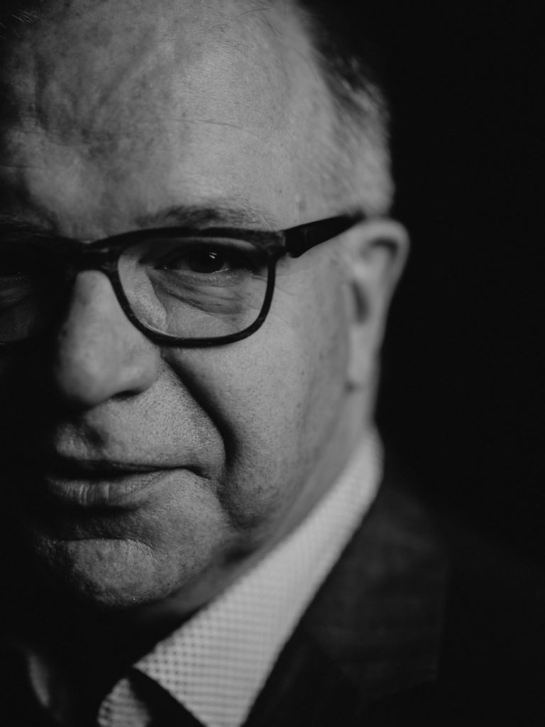 Schwarz-Weiß-Porträt eines Mannes mit Brille.